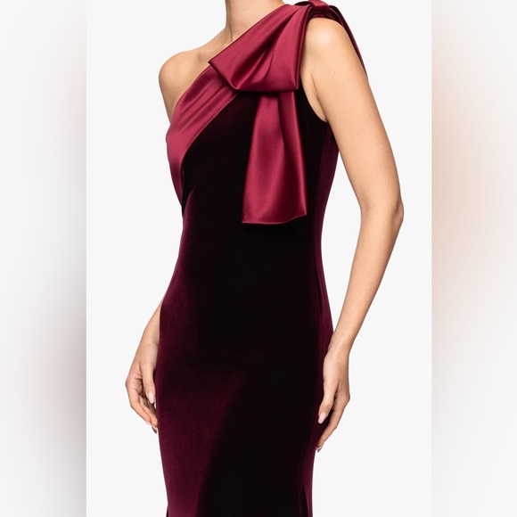 Red carpet ready! Betsy & Adam one shoulder bow velvet gown size 12 - Picture 4 of 8